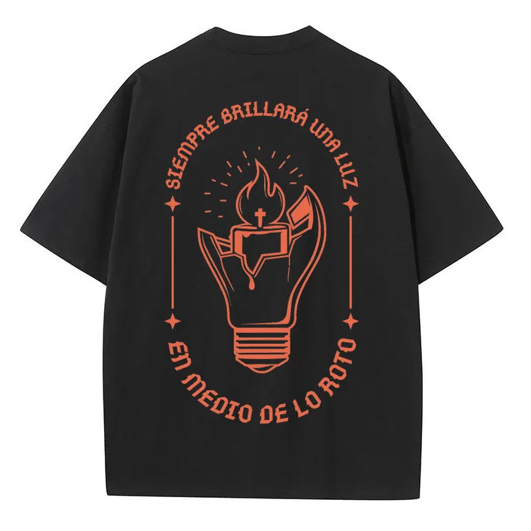 “Siempre brillará una luz” tee negra