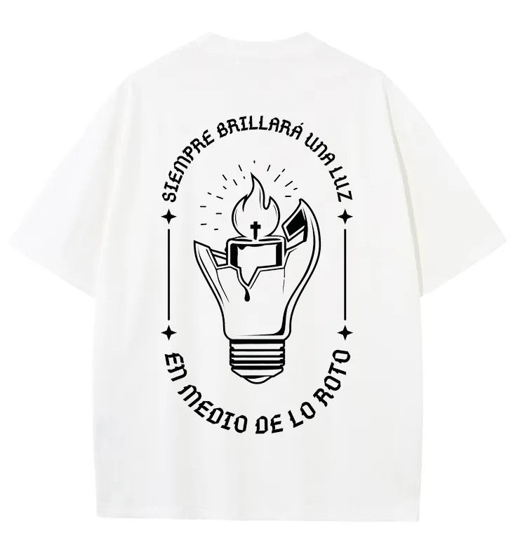 “Siempre brillará una luz” tee blanca